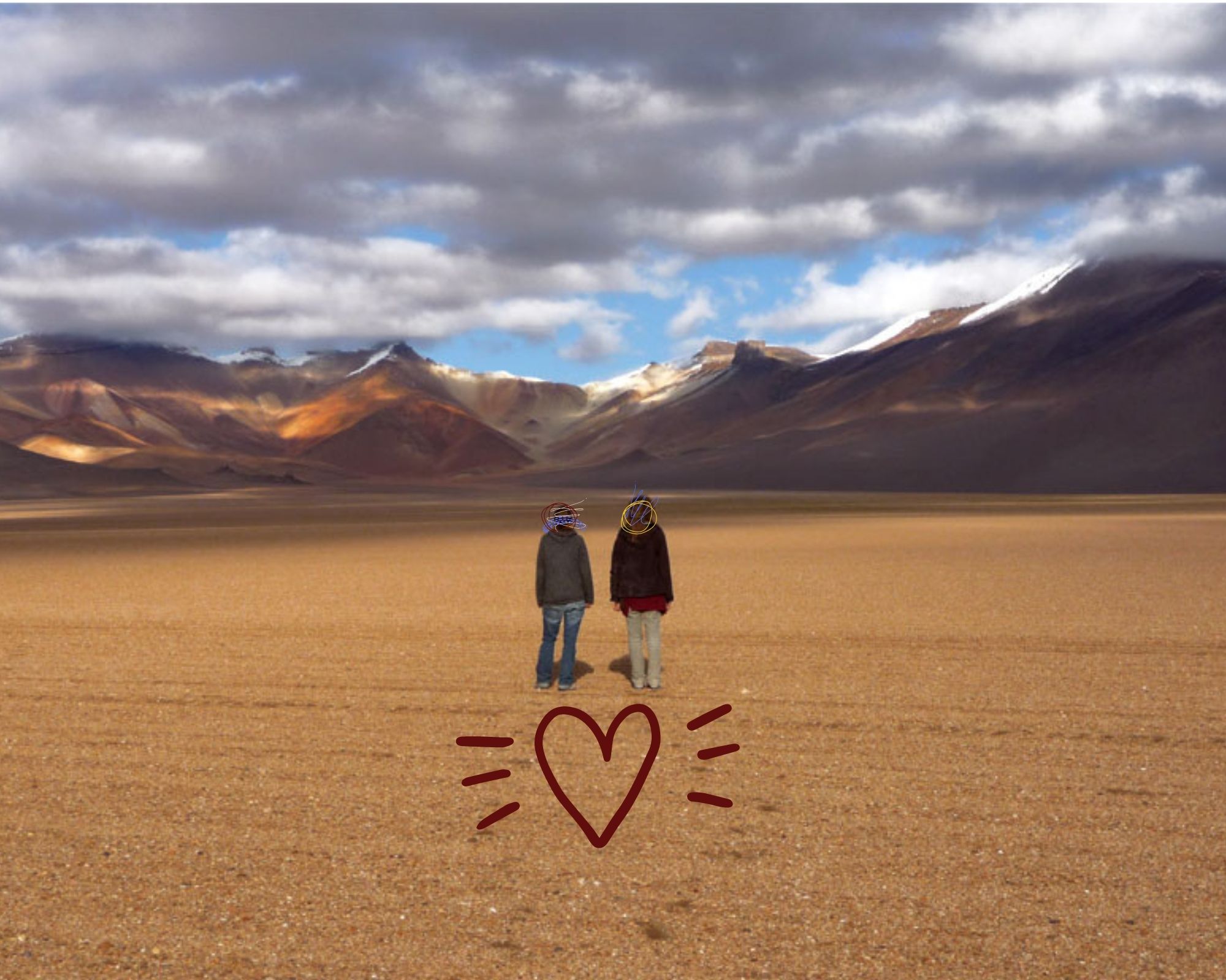 2 Frauen stehen in einer Wüste, im Hintergrund dramatische Berge und oben graue Wolken. Der Himmel zuhinters in Blau. Die beiden Frauen blicken in die Ferne.